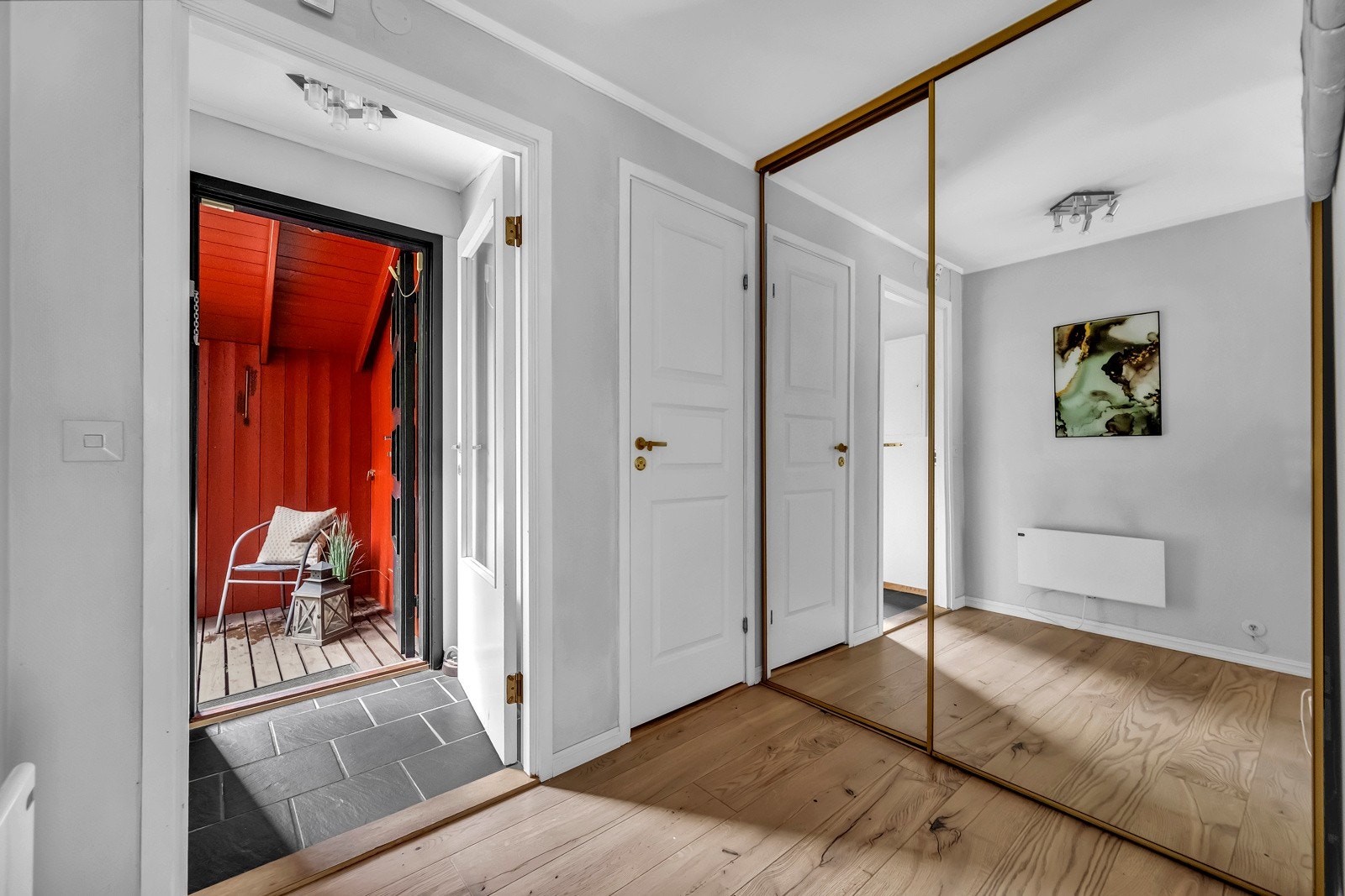 Velkommen inn - romslig entré og gang med skyvedørsgarderobe Galleribilde