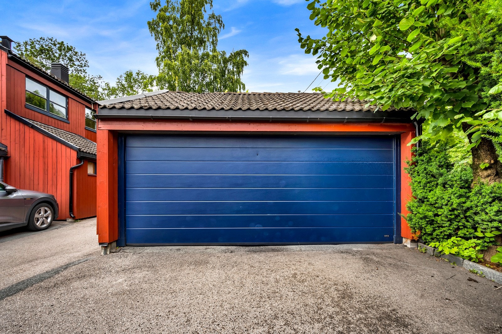 Garasje med elbil lader og plass til en bil Galleribilde