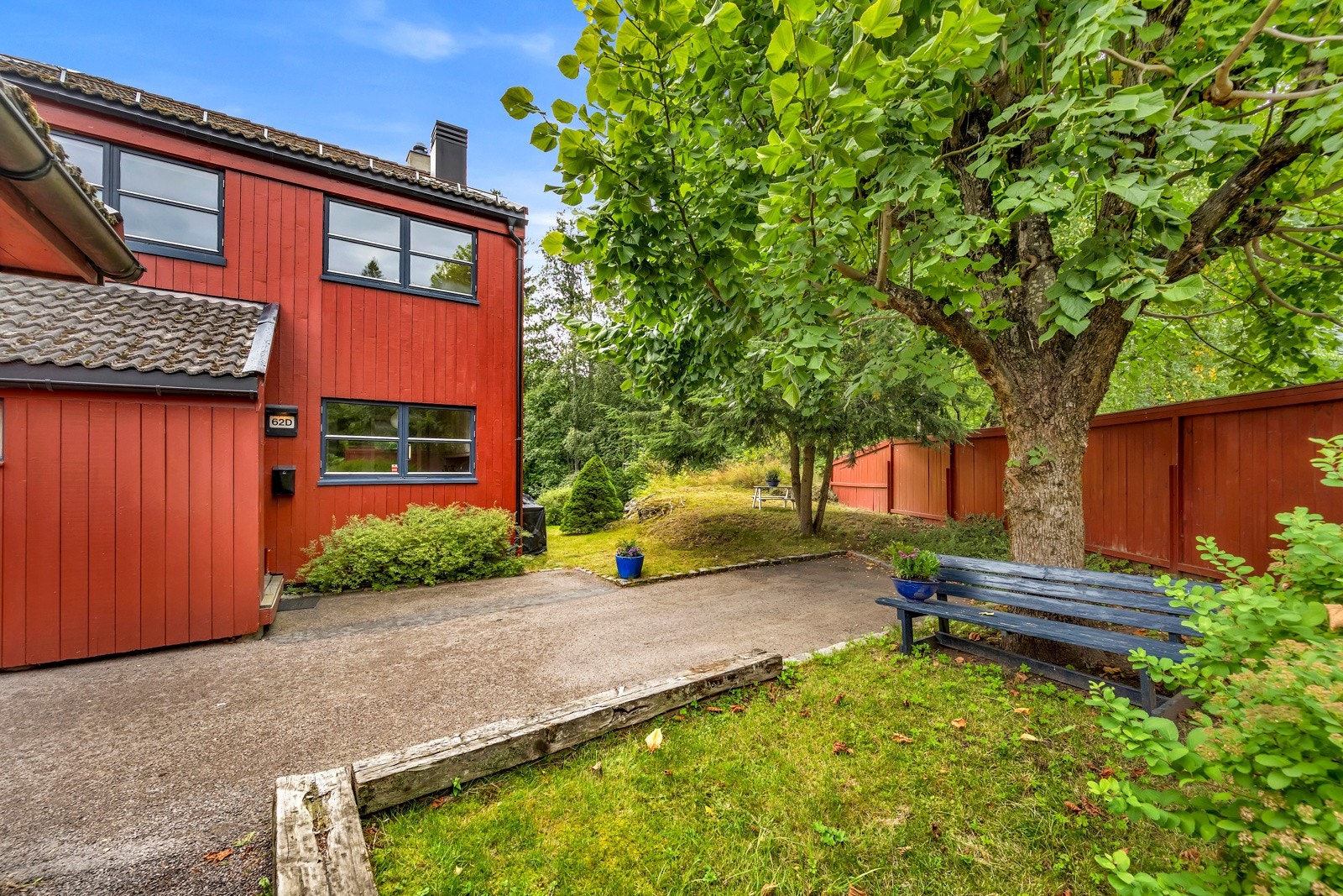 Boligen har en stor hage hvor barna kan boltre seg Galleribilde