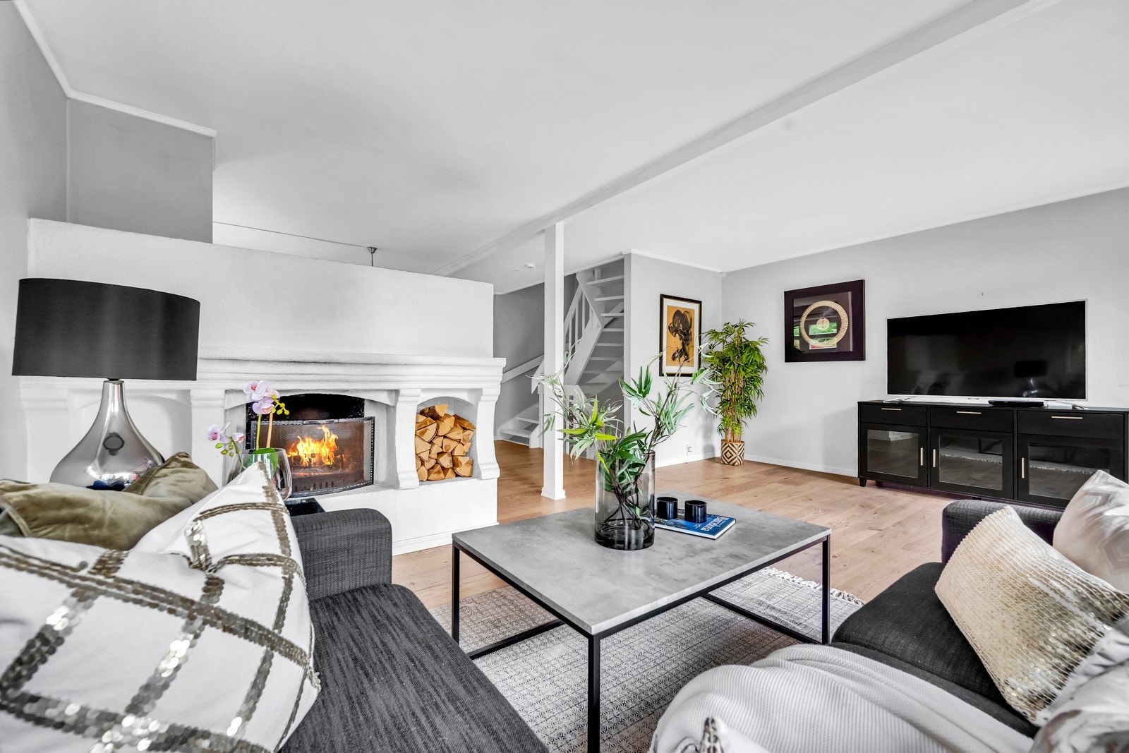 Det er en koselig peis i stuen Galleribilde