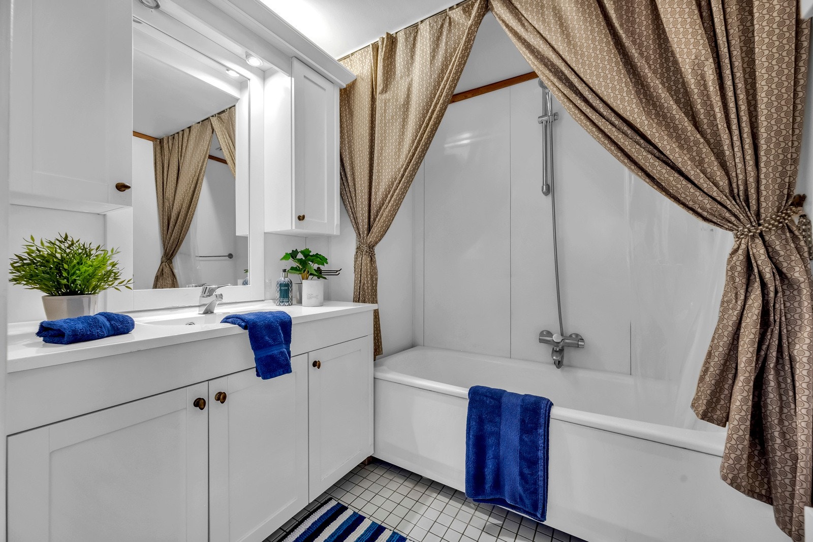 Bad med badekar og varme i gulv Galleribilde