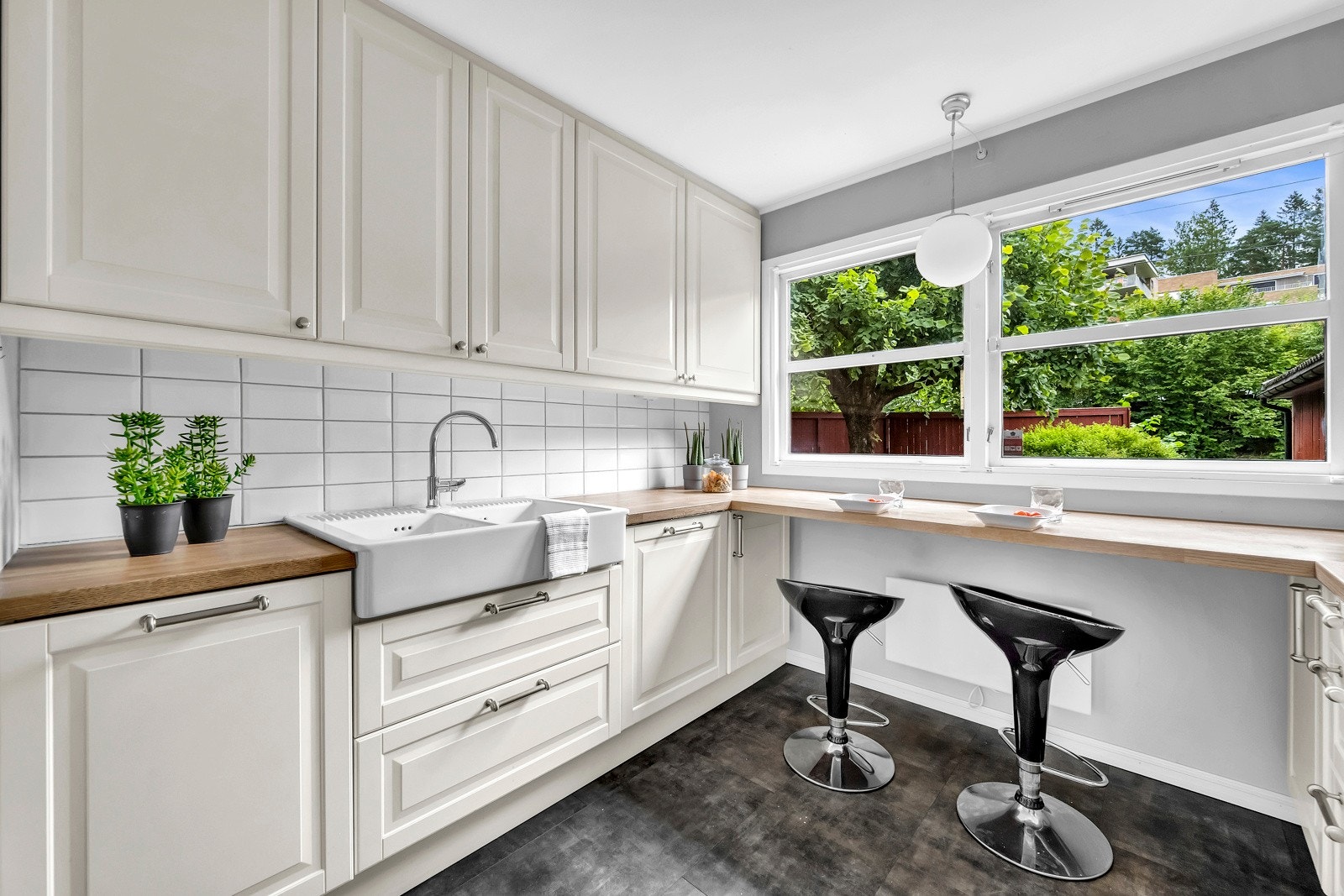 Pent kjøkken med profilerte fronter Galleribilde