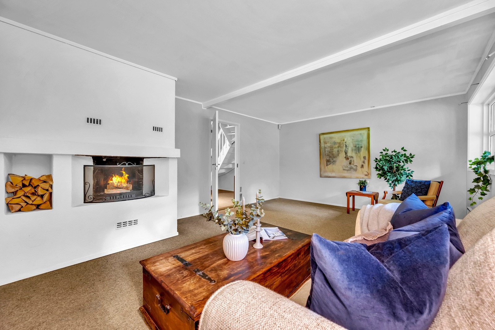 Kjellerstuen passer også godt et ungdomsrom/spillrom/hobbyrom m.m. Det er også en koselig peis i kjelleren Galleribilde