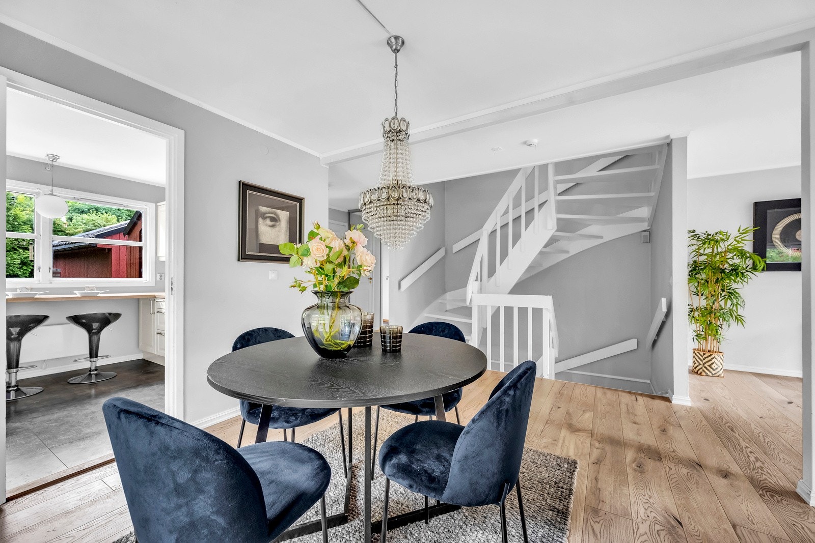 Lys og luftig stue/spisestue Galleribilde