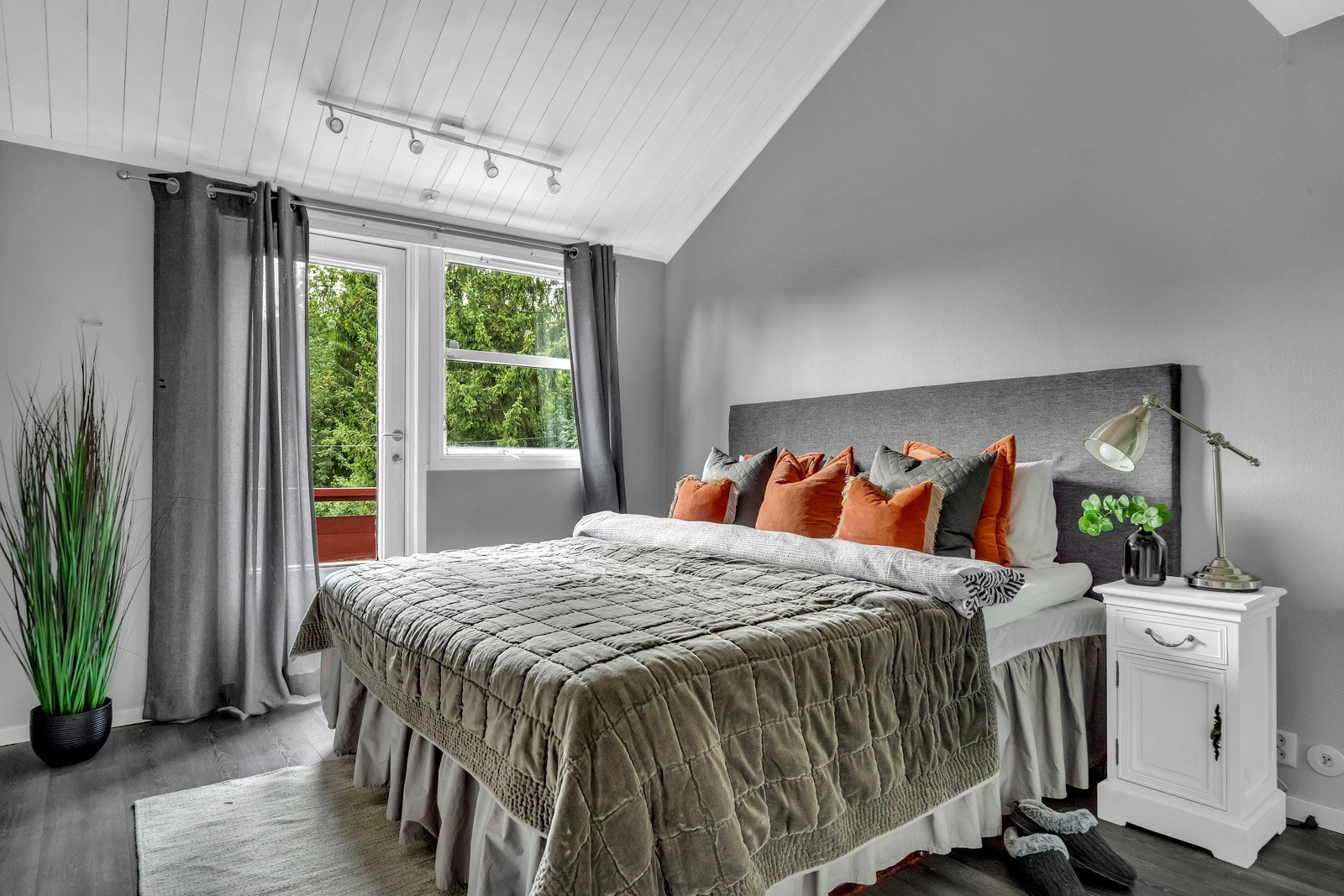 Hovedsoverom med utgang til vestvendt veranda Galleribilde