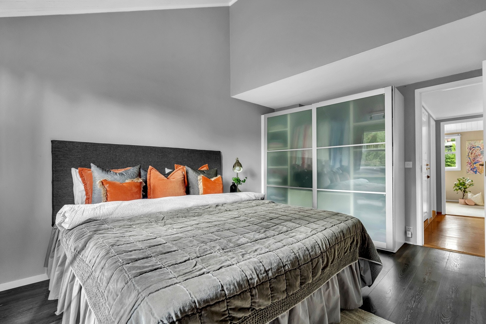 Hovedsoverommet er romslig med god plass til dobbeltseng, garderobeskapsløsning, nattbord, kommode eller annet passende møblement. Galleribilde