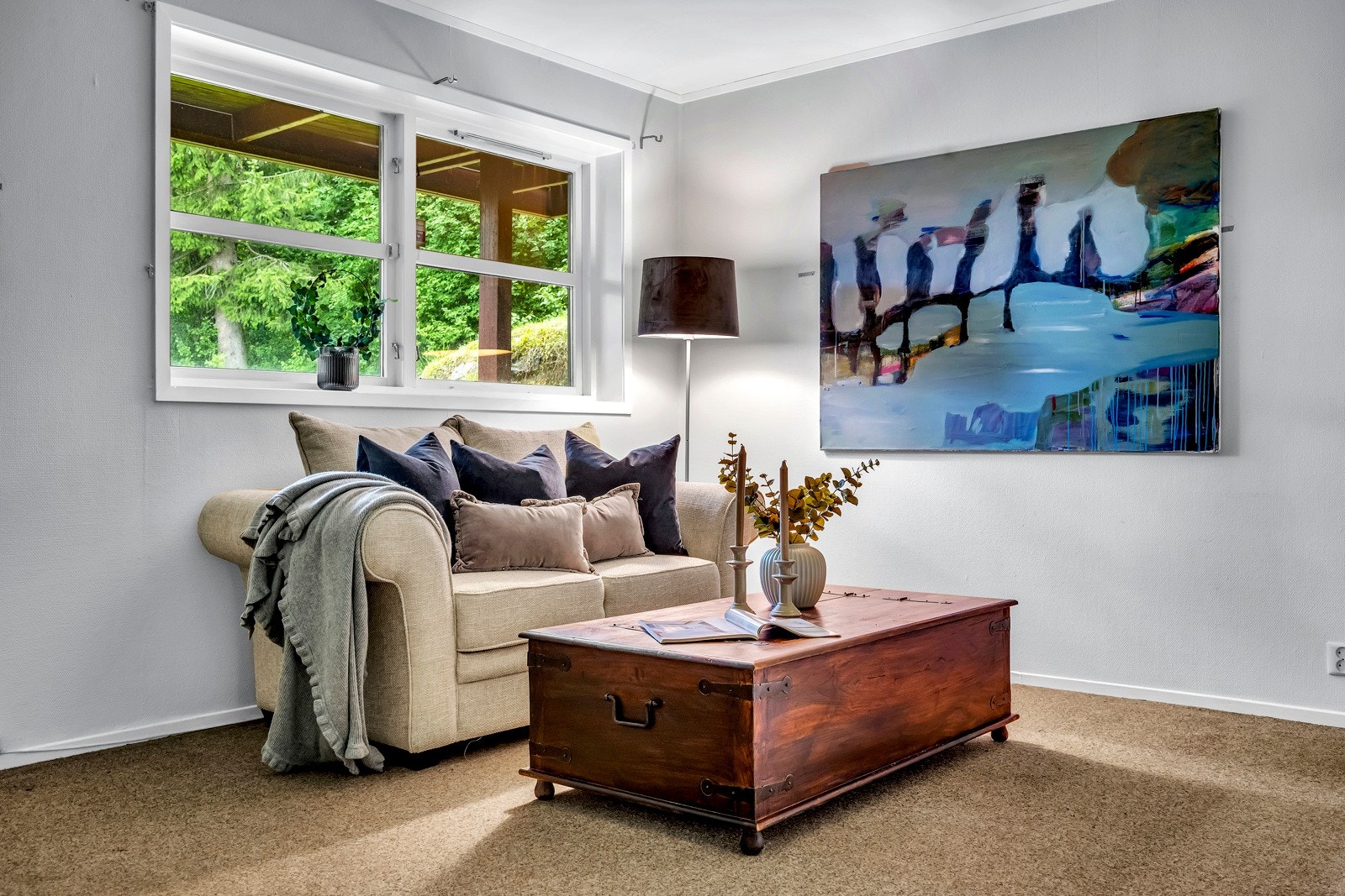 Her har du plass til sofa, bord, tv, "lounge" sone eller annet passende møblement Galleribilde