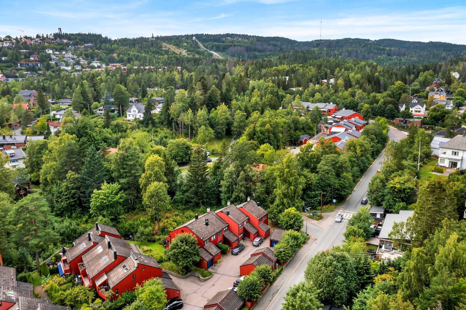 Boligen ligger sentralt i naturskjønne omgivelser på Slemdal Galleribilde