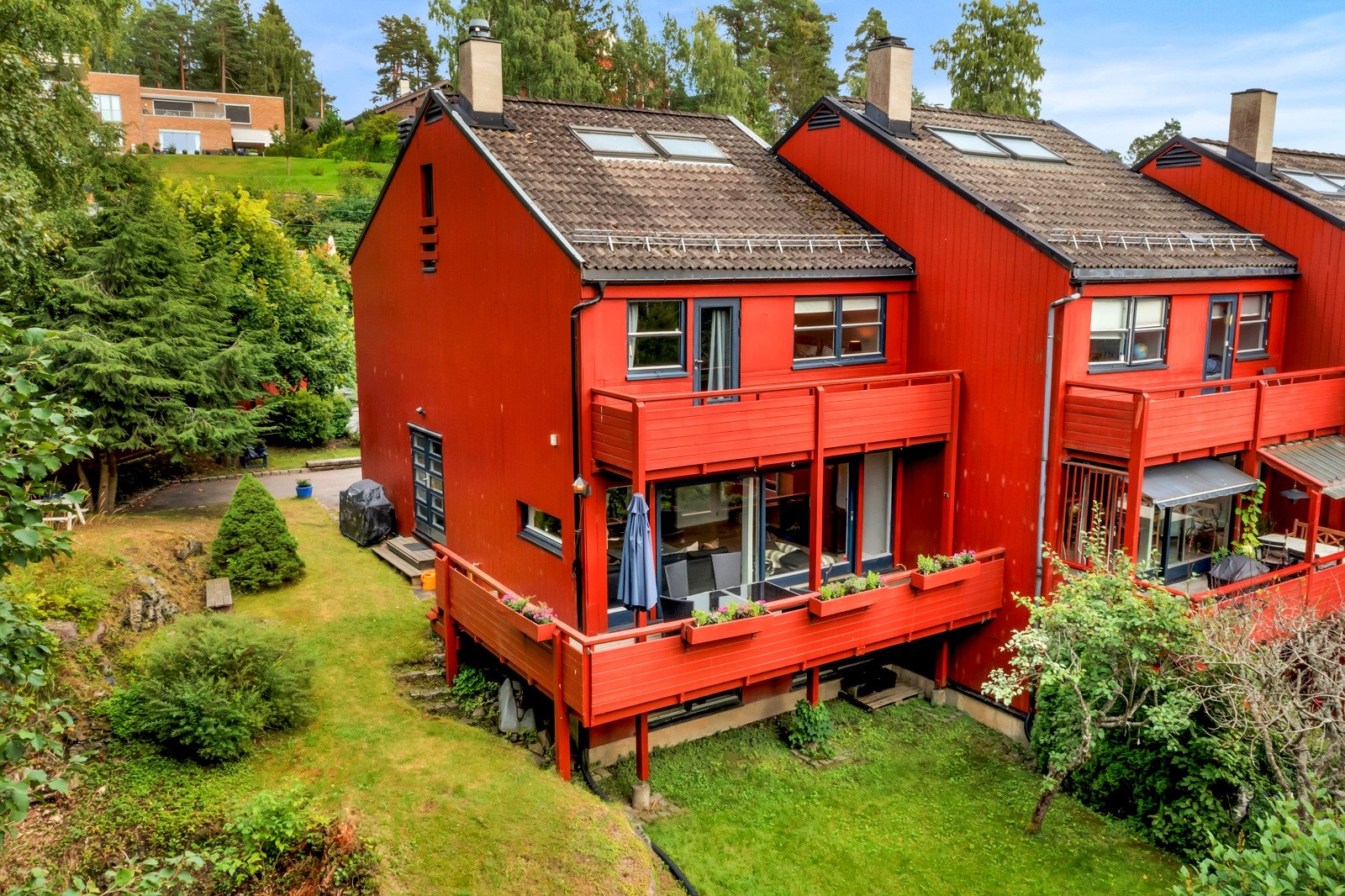 Boligen har 2 verandaer, biloppstillingsplass, garasje med elbil lader, flere uteplasser/soner, 3 stuer/kjeller/loft m.m. Galleribilde