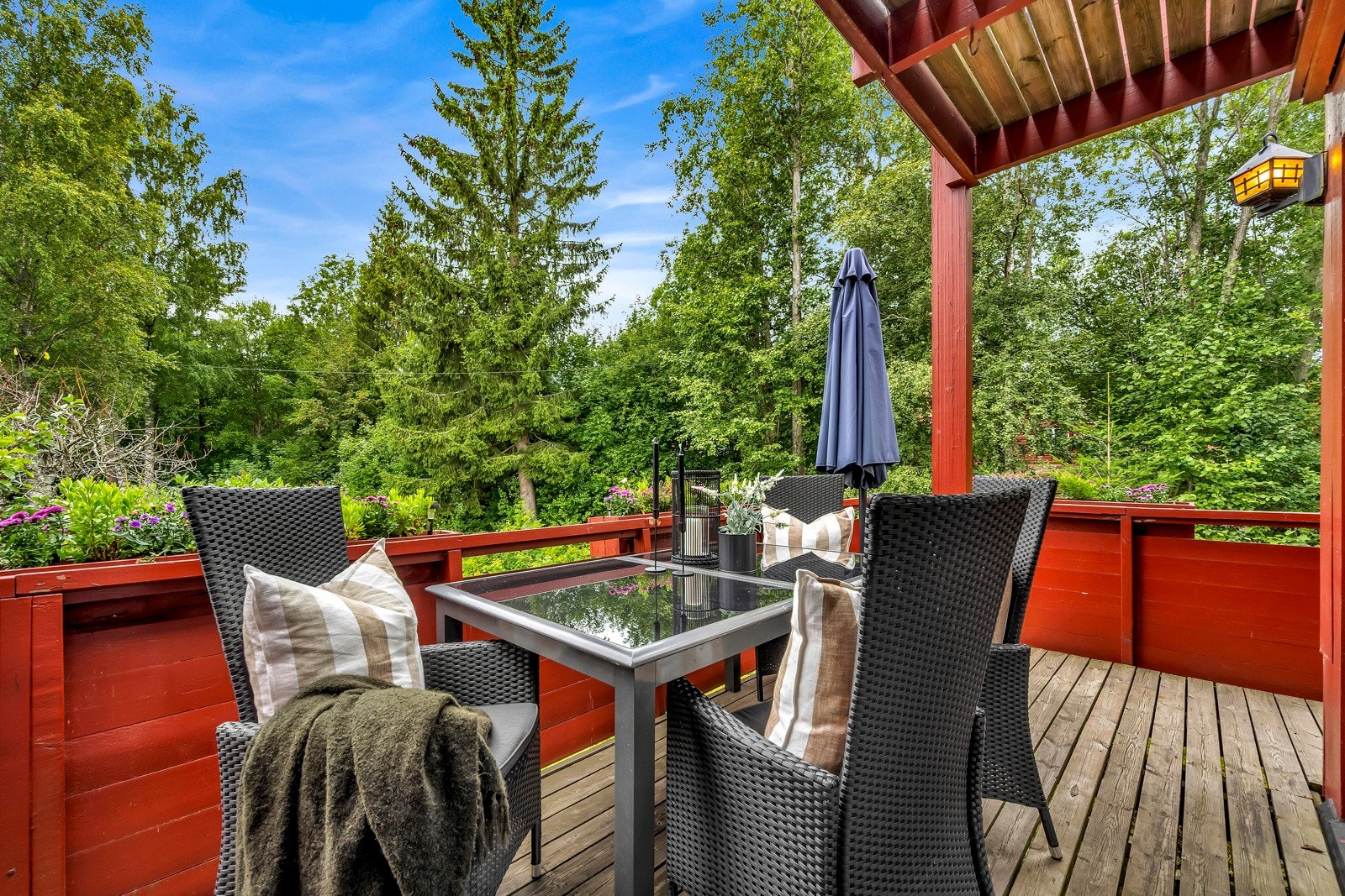 Fra stuen har du utgang til en stor vestvendt veranda på ca. 19 kvm. med hyggelig usjenert utsyn Galleribilde