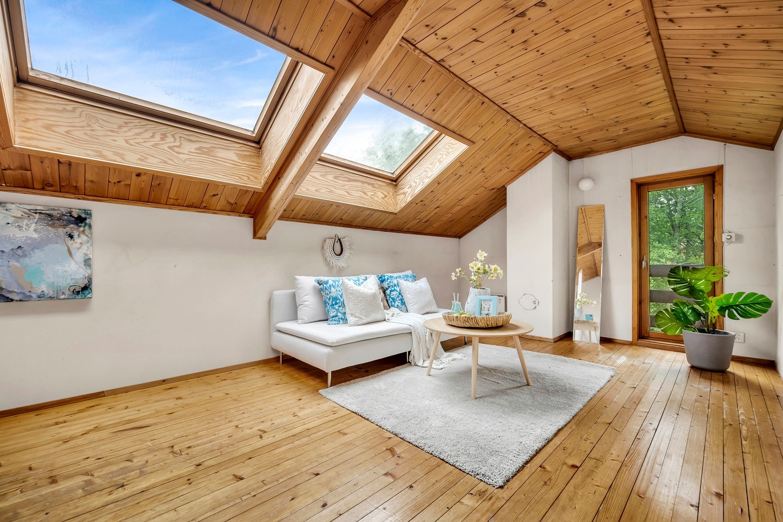 Godt lysinnslipp fra takvinduer - Her du plass til sofa, stoler tv bord, tv m.m Galleribilde