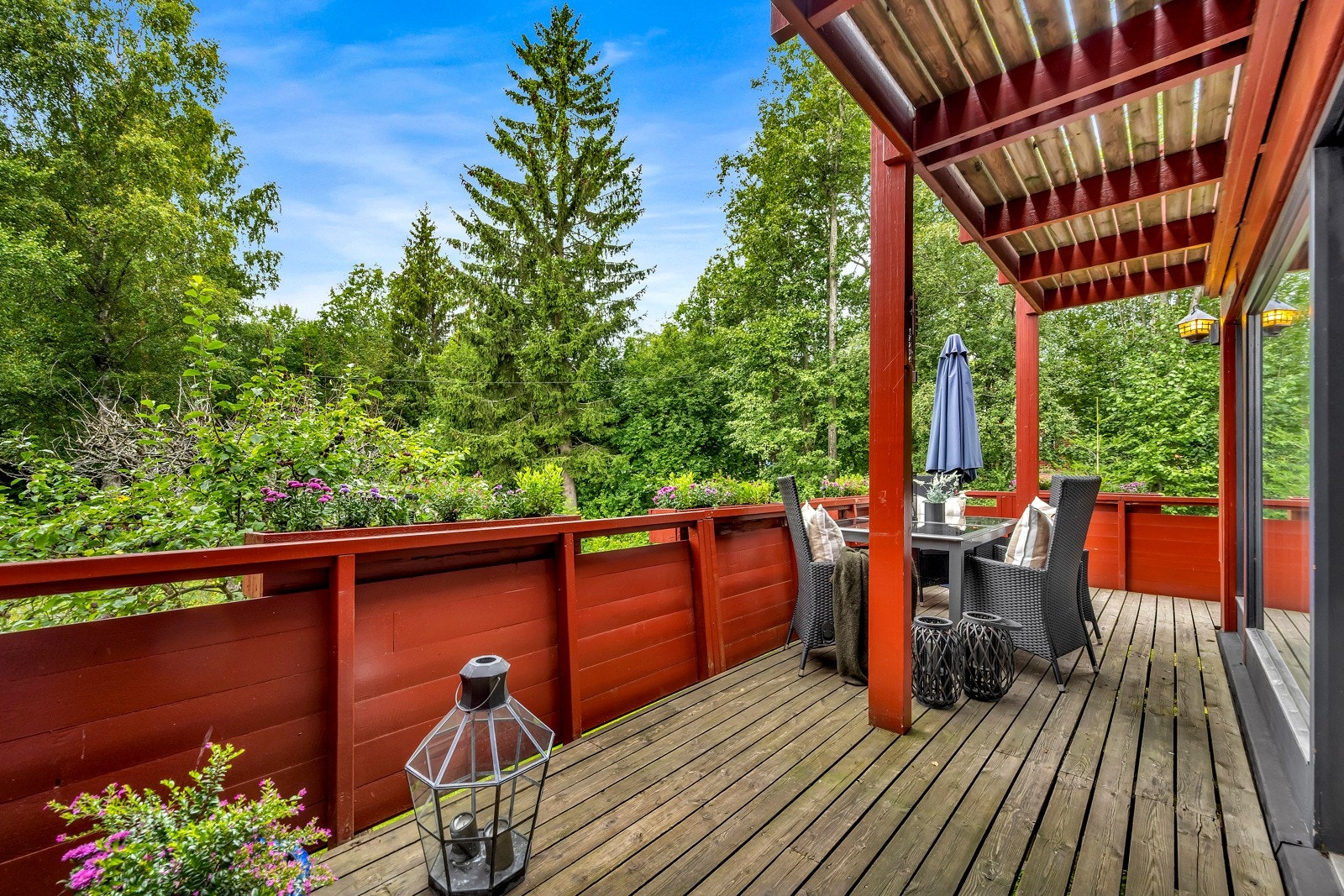 Verandaen byr på gode solforhold/kveldssol og hyggelig utsyn mot grønne, naturskjønne omgivelser Galleribilde