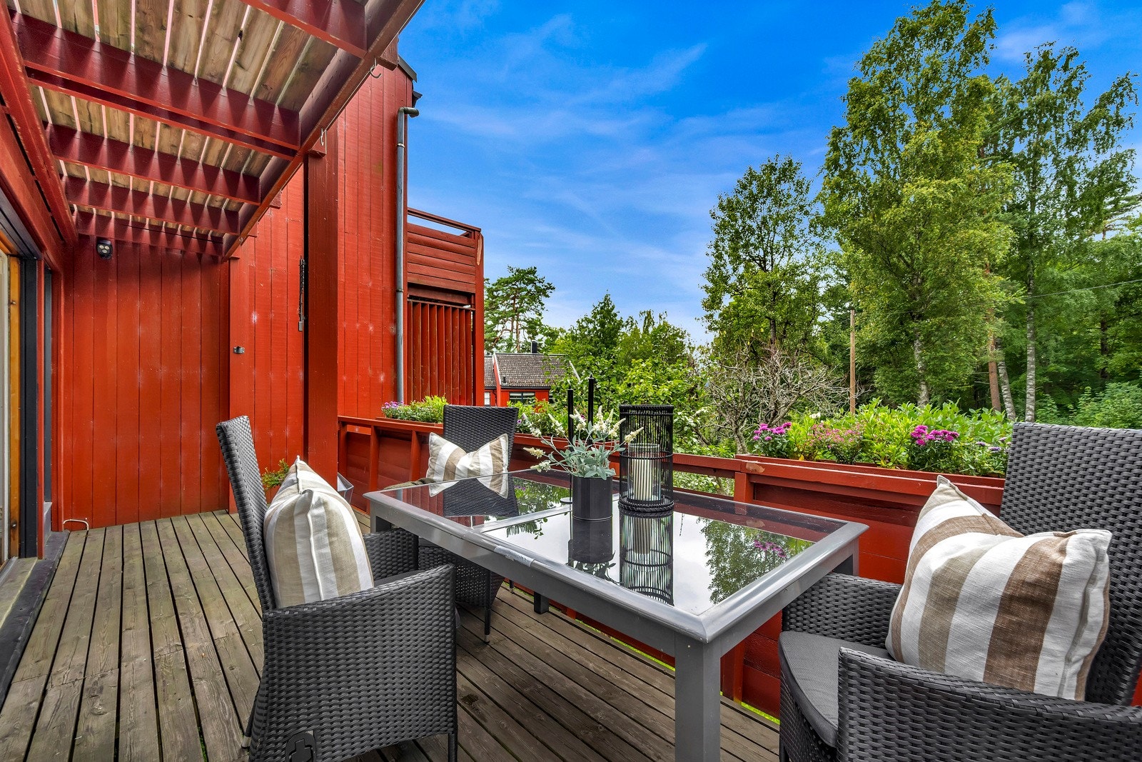 Dette er et innholdsrikt og hyggelig enderekkehus beliggende i et ettertraktet og barnevennlig område på Svendstuen/Slemdal Galleribilde