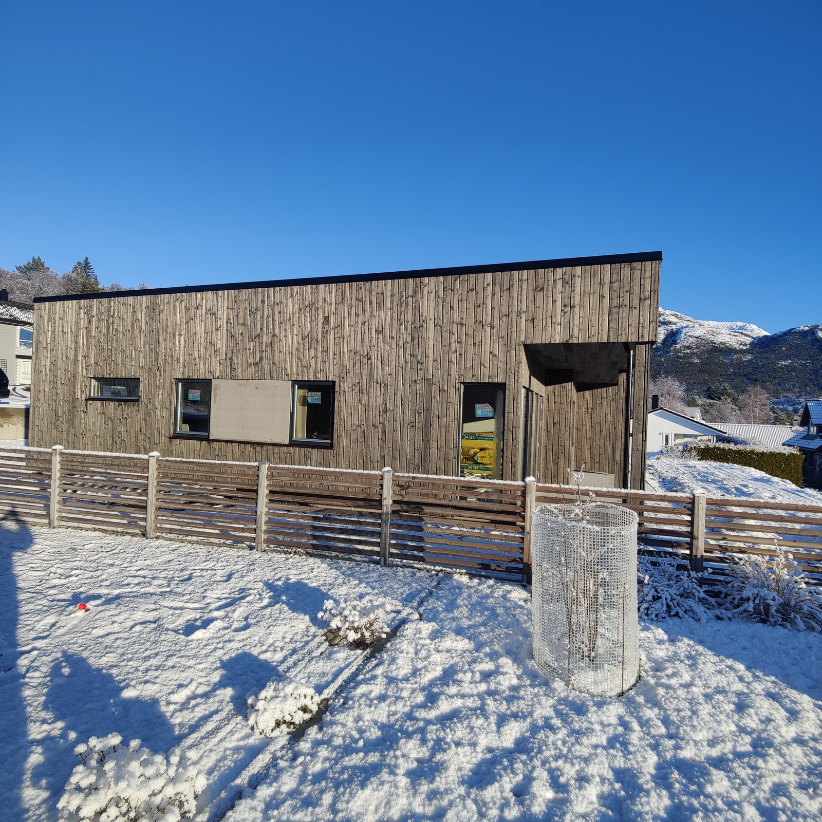 Fasadeplate med Cembrit bryter av fasade. Galleribilde