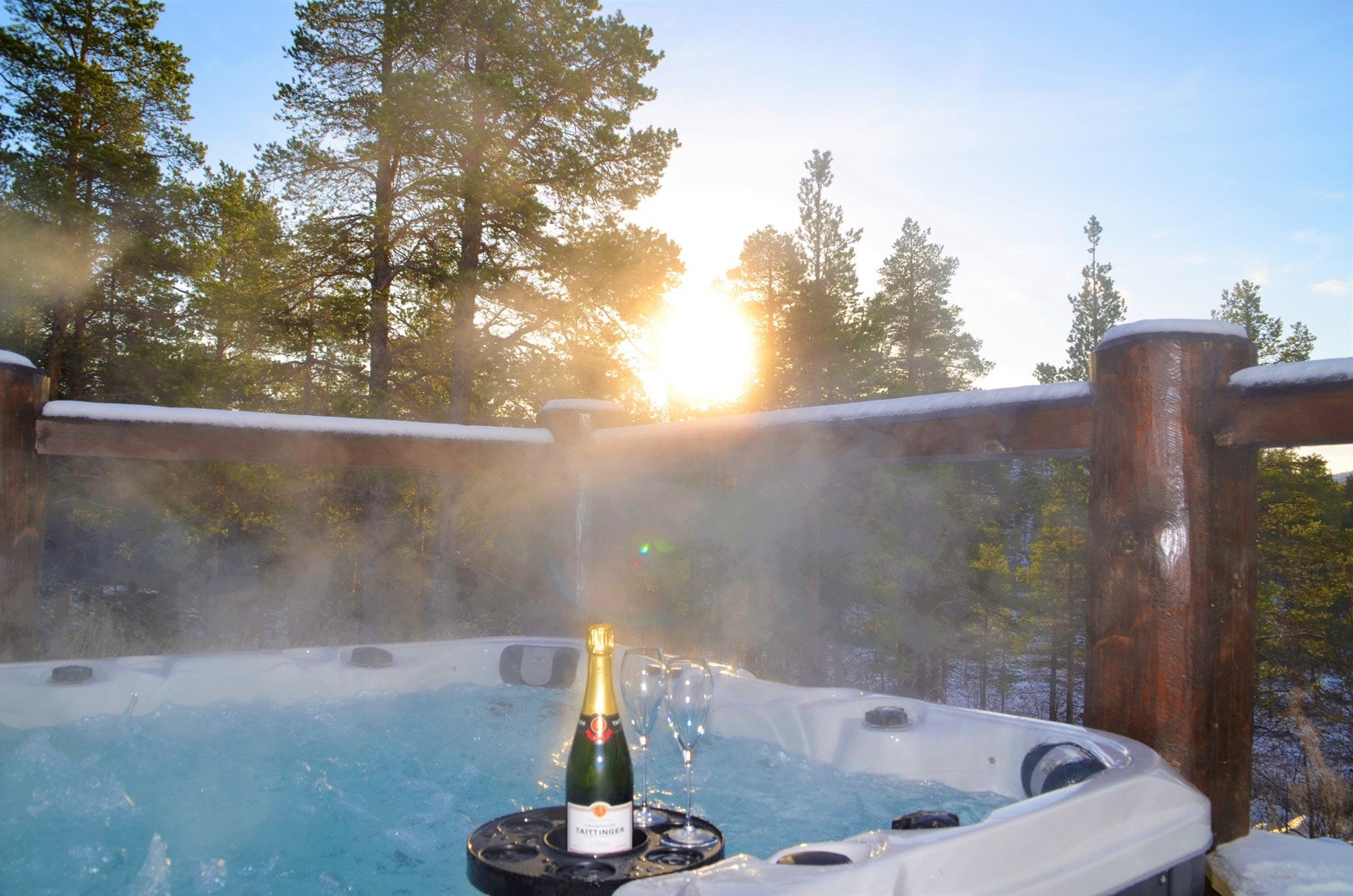 Tenk deg å komme på hytta og sette deg i massasjebadet med et glass med noe godt i! Galleribilde