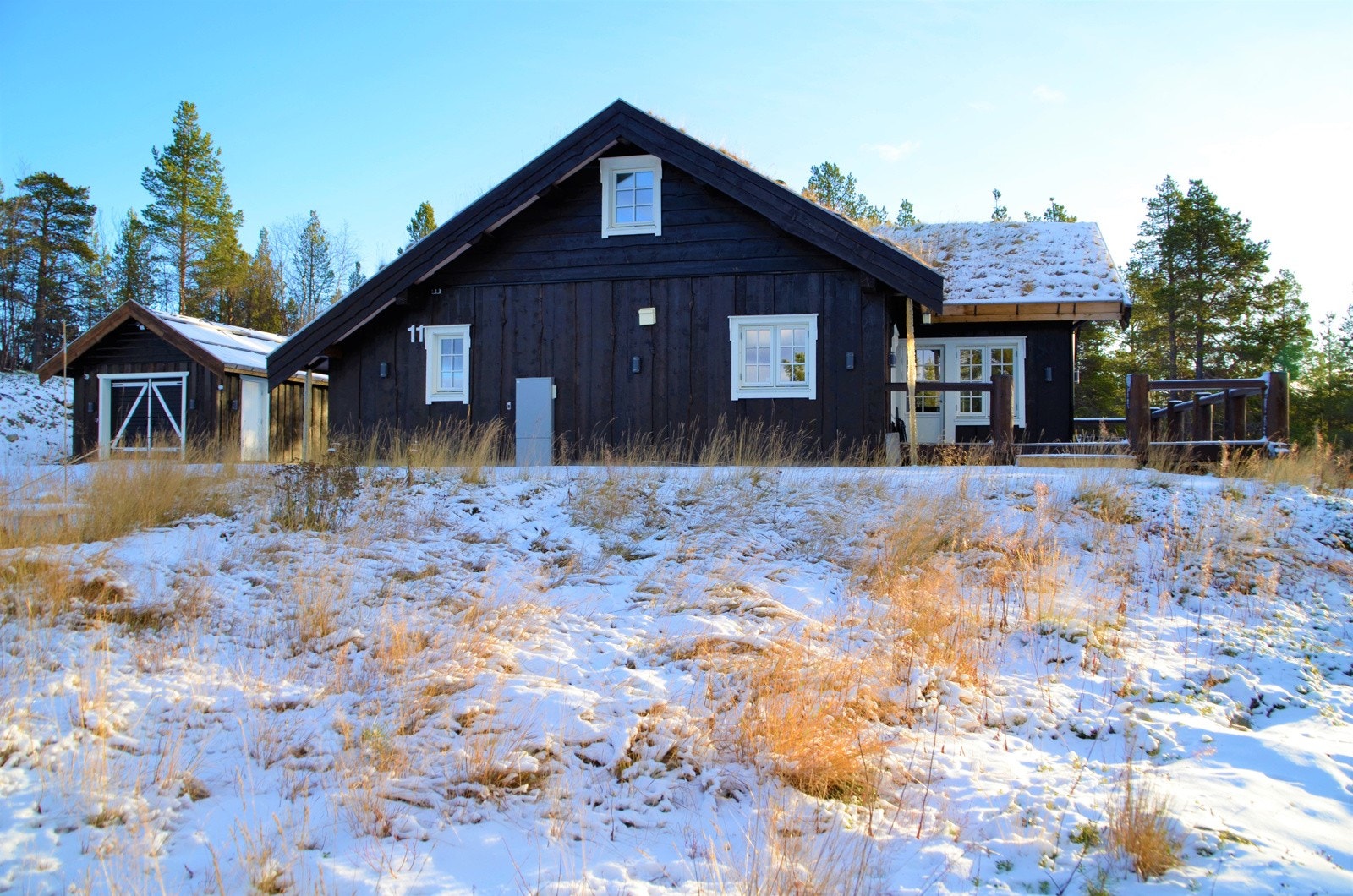 Ferdigstilt hytte og garasje Galleribilde