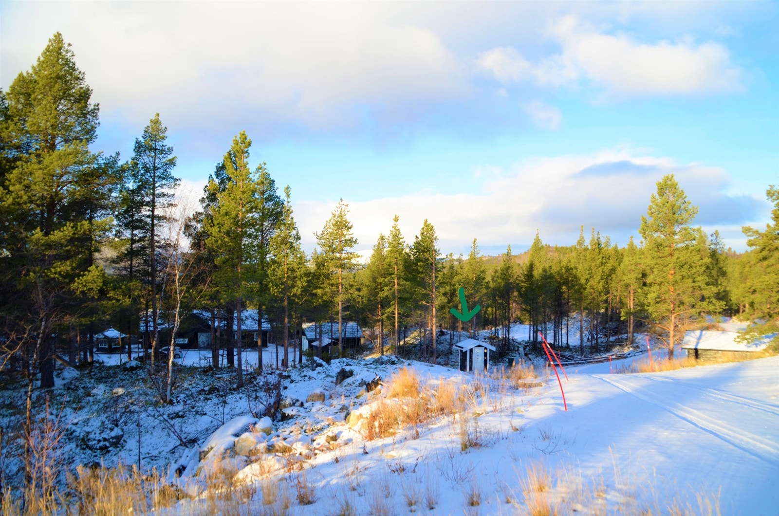 Tomtene er romslige og det er satt opp vannhus som hyttene deler på Galleribilde