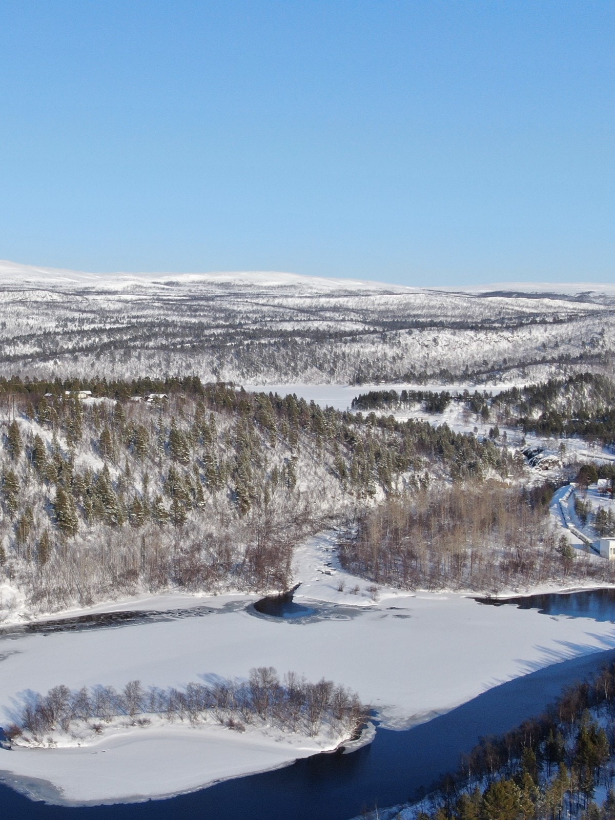 Luostejok hyttegrend ligger like ved Gaggavann og scooterløyper Galleribilde