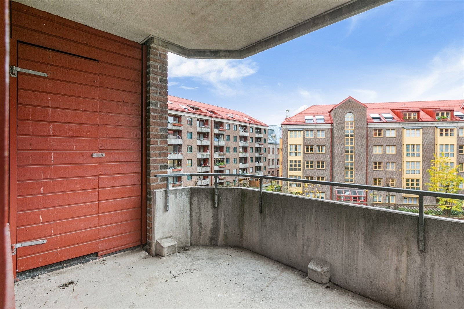 Romslig balkong med plass til utemøbler Galleribilde