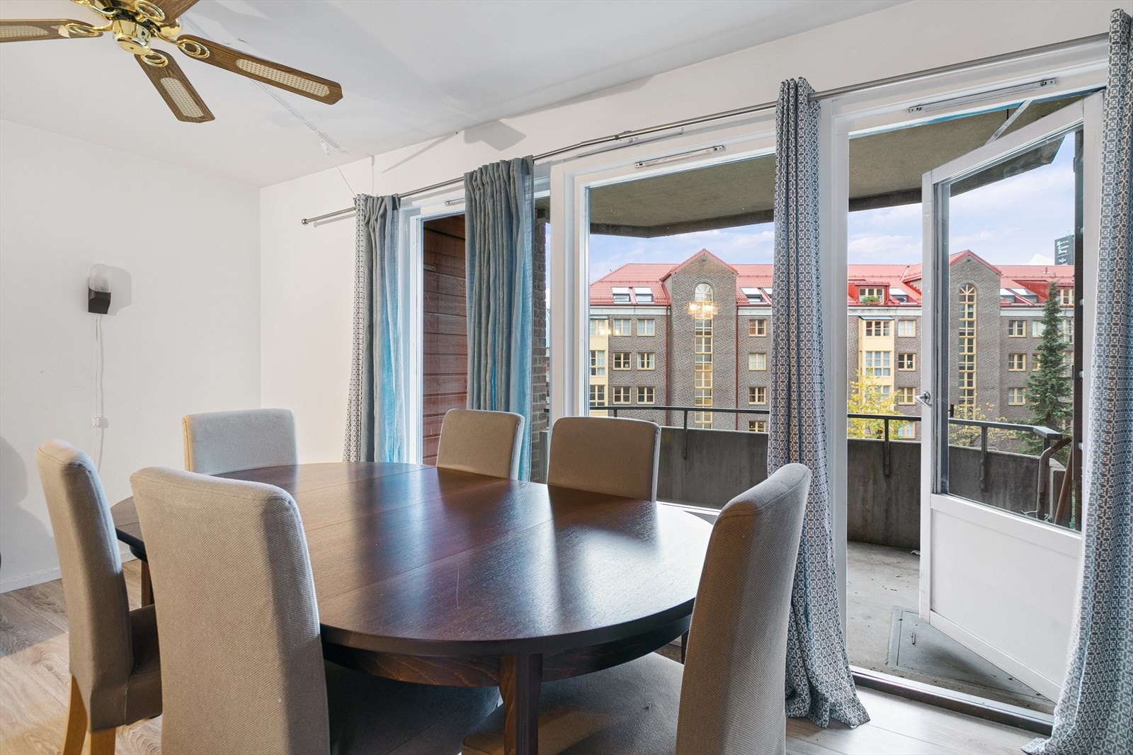 Stuen har plass til egen spisedel Galleribilde