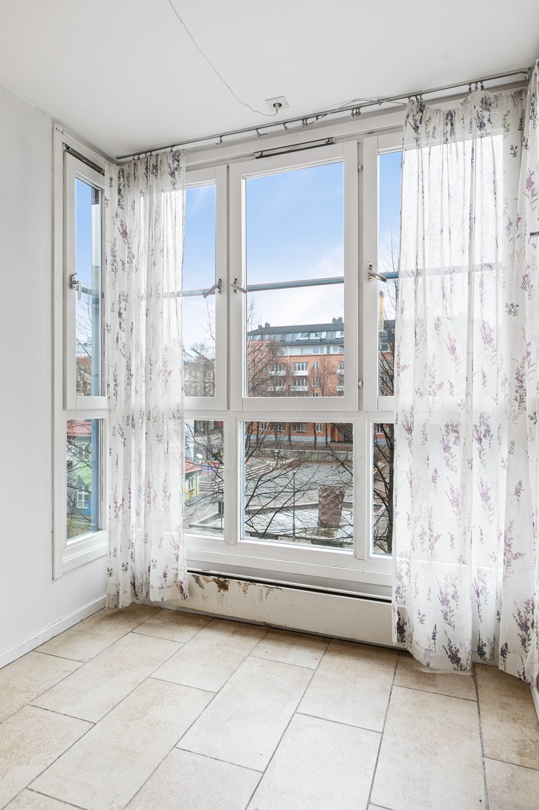 Mye naturlig lys slipper inn gjennom de store vinduene Galleribilde