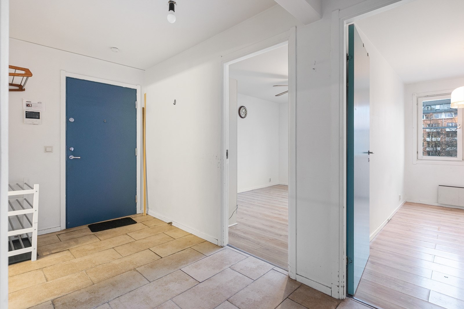 Romslig entré med plass til å legge fra seg yttertøy Galleribilde