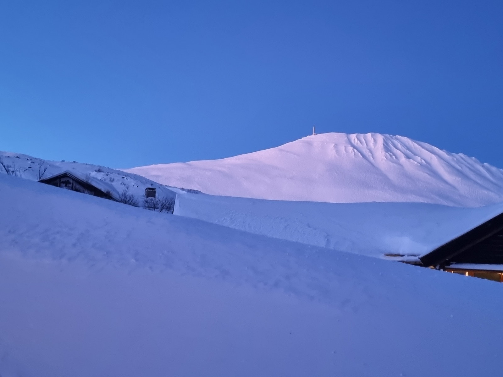 UTSIKTEN FRA OMRÅDET.
BUEN HYTTE PÅ TOPP BELIGGENHET Galleribilde