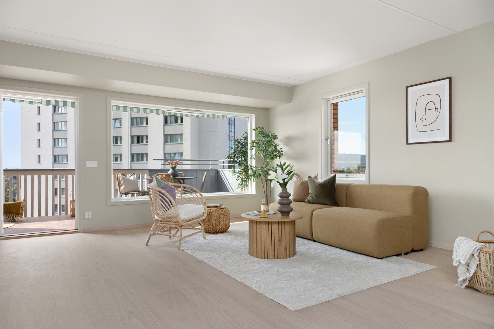 Stuen har store vindusflater som slipper inn rikelig med naturlig dagslys og ivaretar utsikten utover nærområdet. Galleribilde