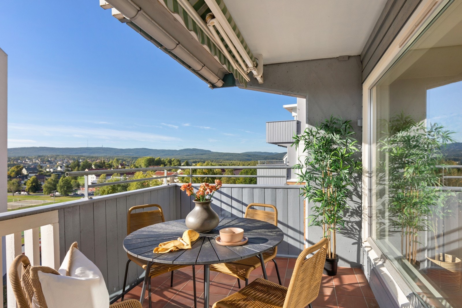 Det er utebelysning, strømuttak og montert elektrisk markise. Galleribilde