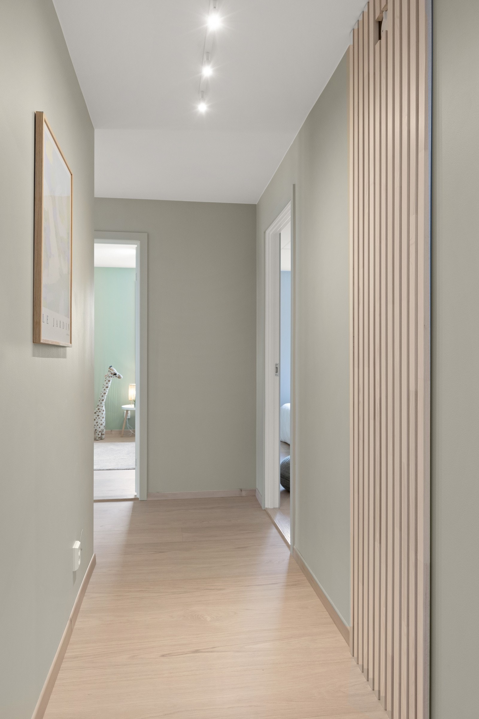 Innbydende gang med spilevegg Galleribilde