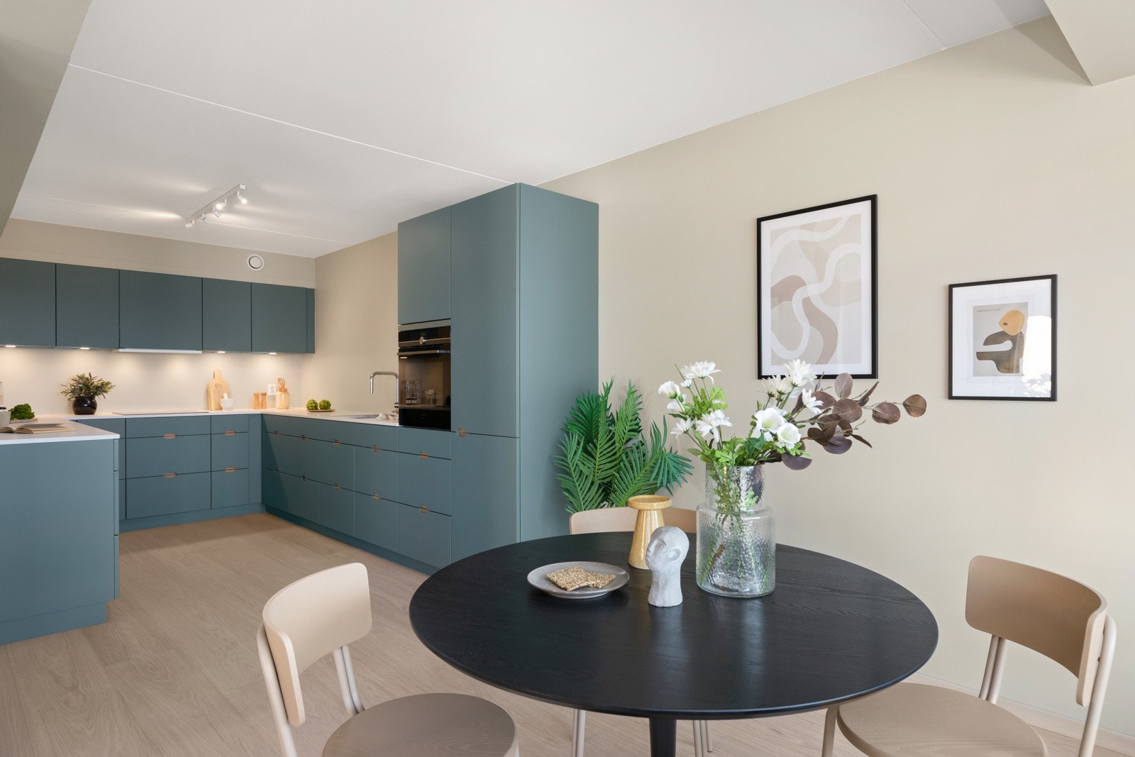 Kjøkkenet fra Kvik er praktisk utformet med svært godt med skap- og benkeplass. Galleribilde