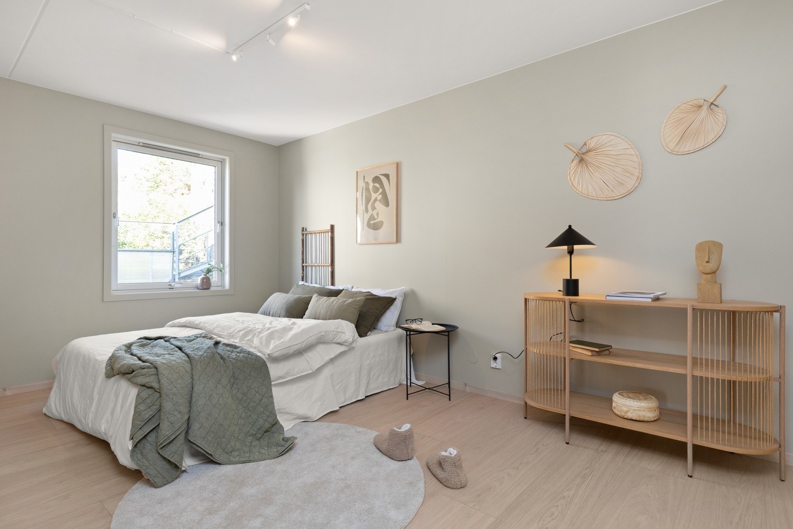 Leiligheten har totalt tre soverom, som i likhet med øvrige rom er innbydende med énstavs parkett på gulv og moderne farger på vegger. Galleribilde