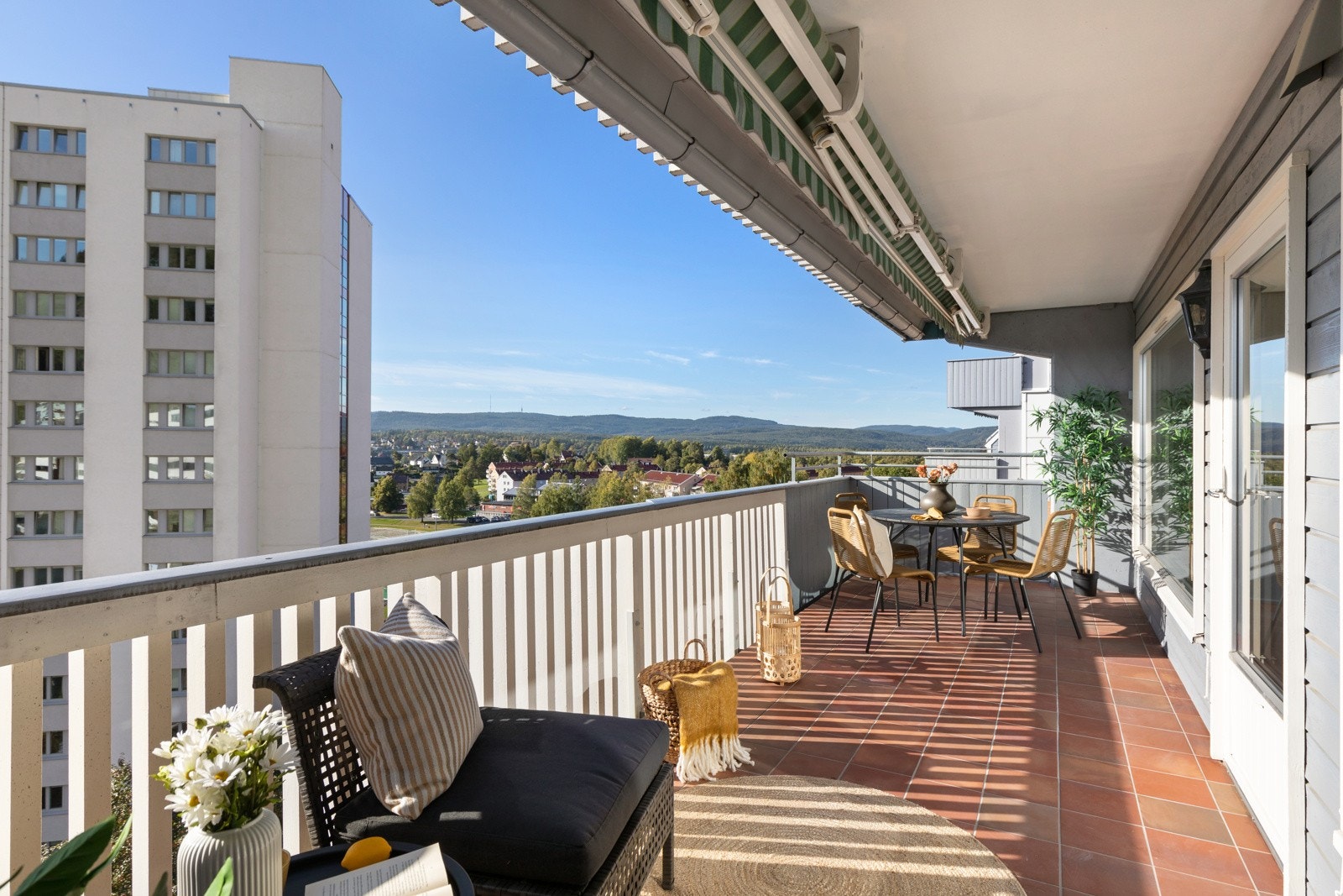 Her er det mulig å møblere med både grill og sittegrupper, og terrassen fungerer som en herlig forlengelse av leiligheten i sommermånedene Galleribilde