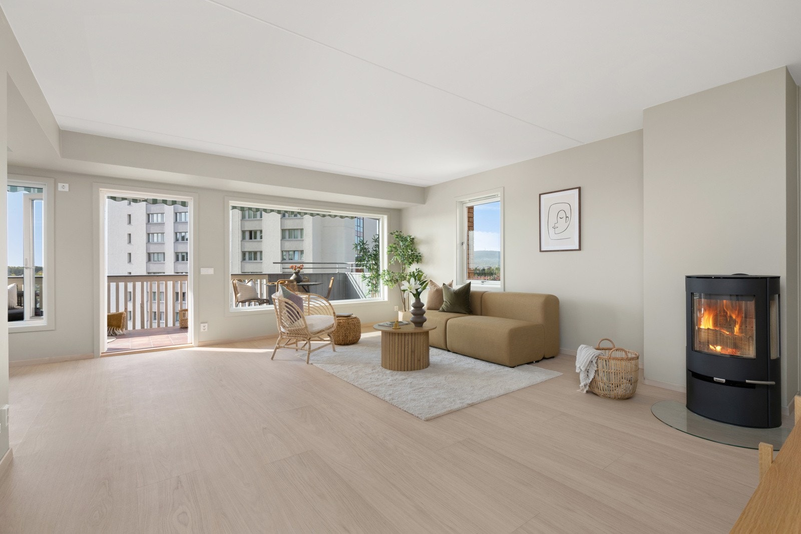 Stuen er svært delikat opppusset med énstavs parkett på gulv og med moderne fargevalg på vegger. Galleribilde