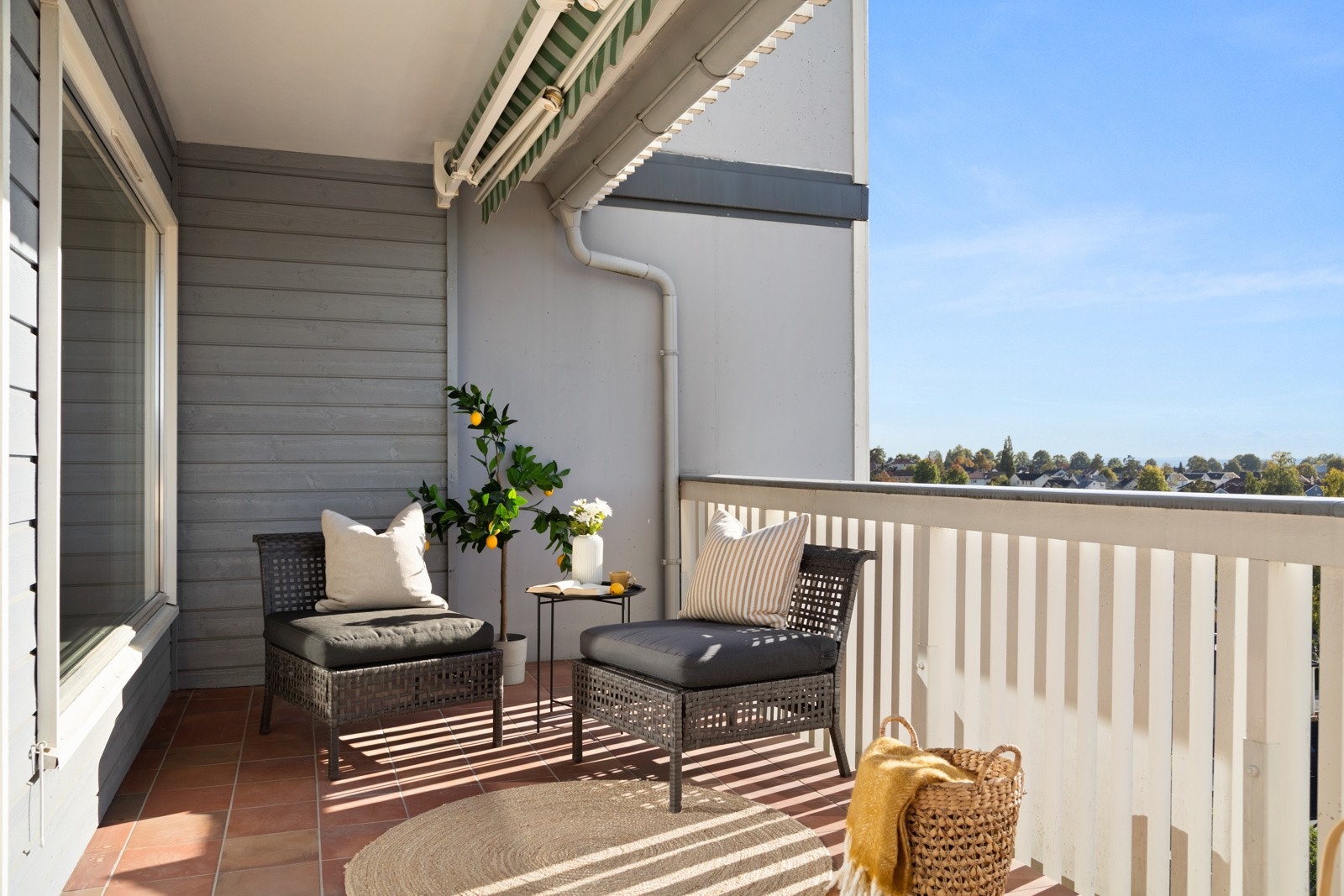 Solrik og vestvendt terrasse på hele ca. 18 kvm som er delvis overbygget. Galleribilde