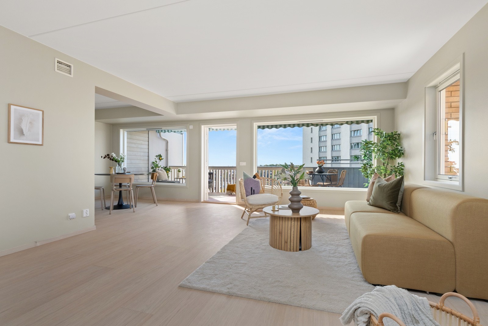 Stuens størrelse gjør det enkelt å innrede rommet i ulike soner med både spisegruppe og sofaseksjon med tilhørende møblement. Galleribilde