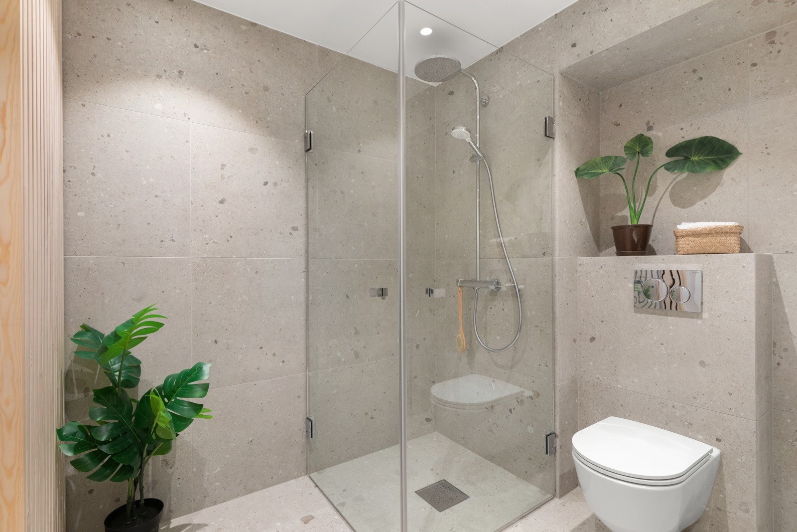 Leiligheten har to bad som ble rehabilitert i 2022 med nye fliser, ny innredning og downlights i himling. Begge badene er delikat utformet med store gulvfliser med varmekabler i gulv med kledelige veggfliser. Galleribilde