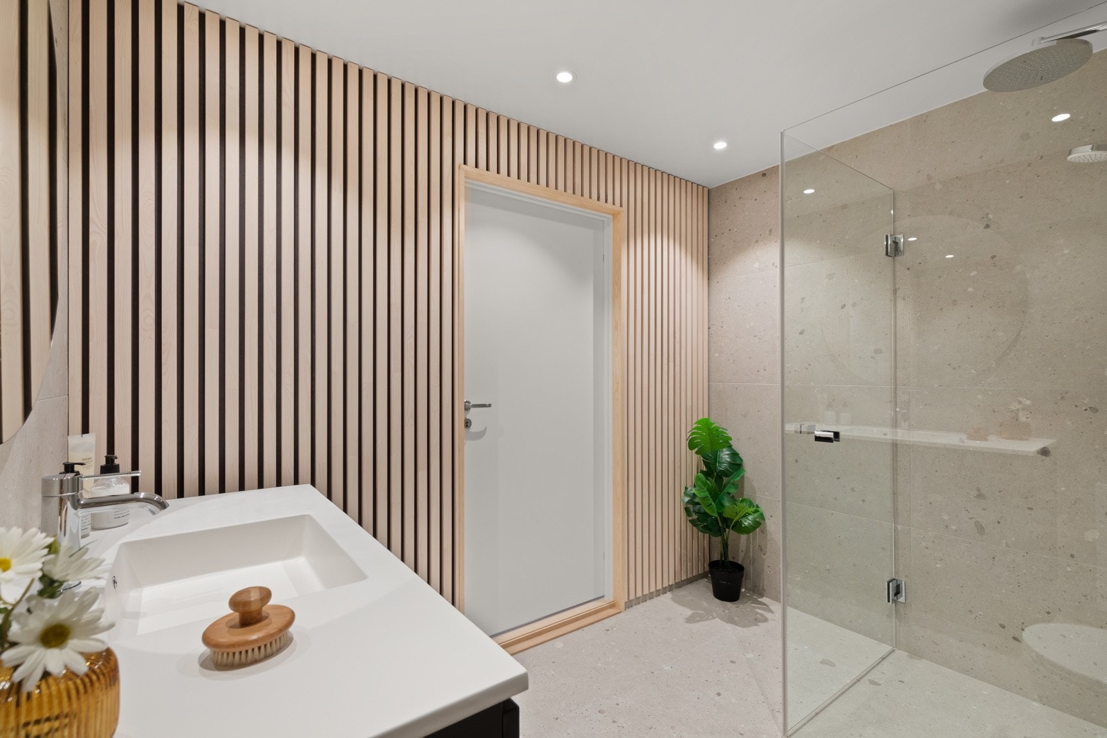 Badet i tilknytning til hovedsoverommet har en moderne spilevegg og opplegg for vaskemaskin. Galleribilde