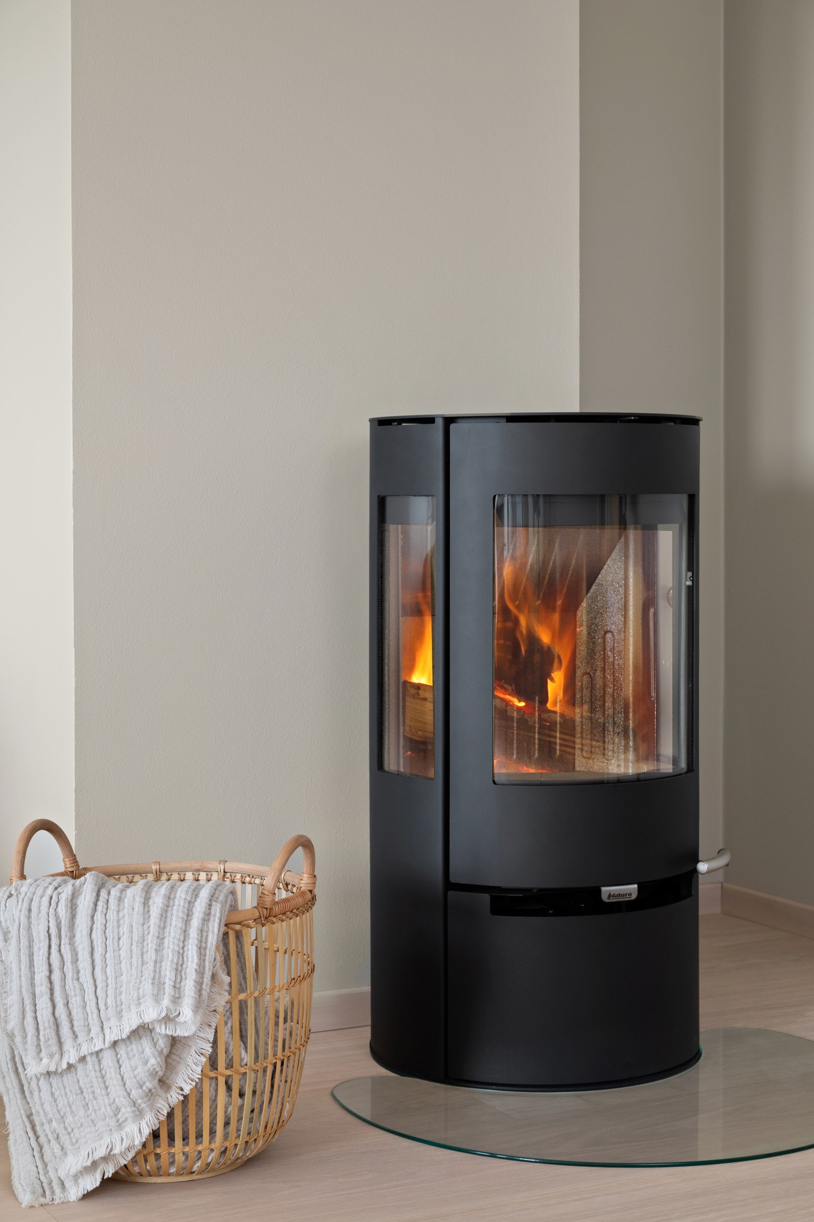 I stuen er det en moderne peis som bidrar med både ekstra varme og hygge i de kaldere vintermånedene. Galleribilde