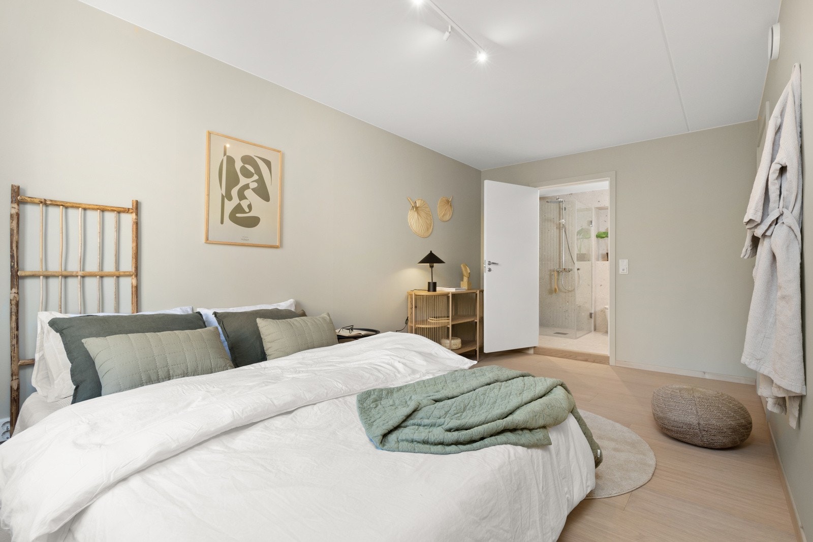 Hovedsoverommet er romslig, og har god plass til stor dobbeltseng med nattbord på hver side og garderobeløsning. Galleribilde