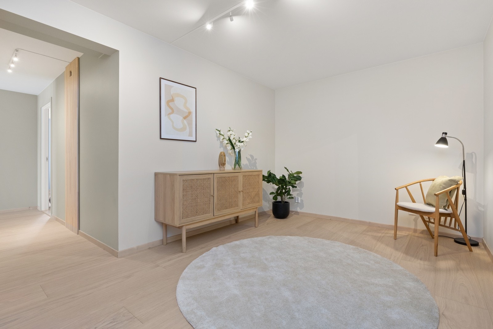 Leiligheten ble vesentlig oppgradert i 2022 og ligger i 8. etasje med direkte heisadkomst til garasjekjeller. Her blir man møtt av en romslig entré med lekker énstavs parkett med hele 27,1 cm bredde på gulv og moderne fargevalg på vegger. Galleribilde