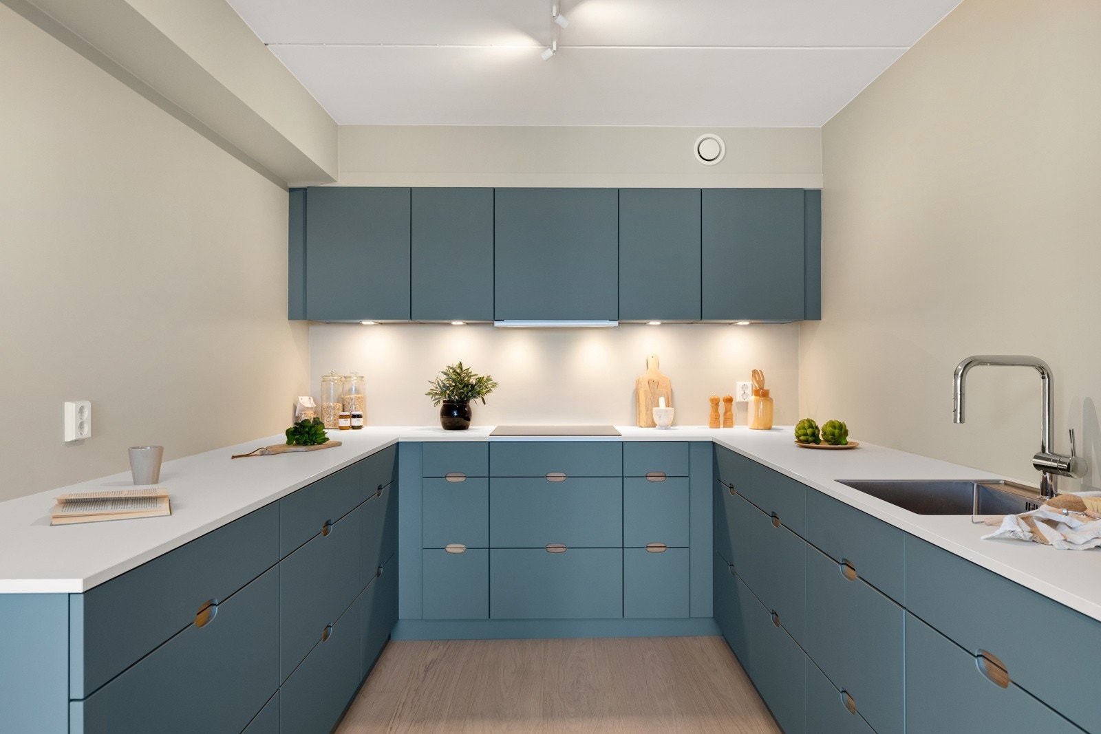 Alle hvitevarene fra Siemens er integrert i innredningen, og består av nedfelt platetopp, stekeovn, oppvaskmaskin og kjøle-/fryseskap. Ventilator i overskap Galleribilde