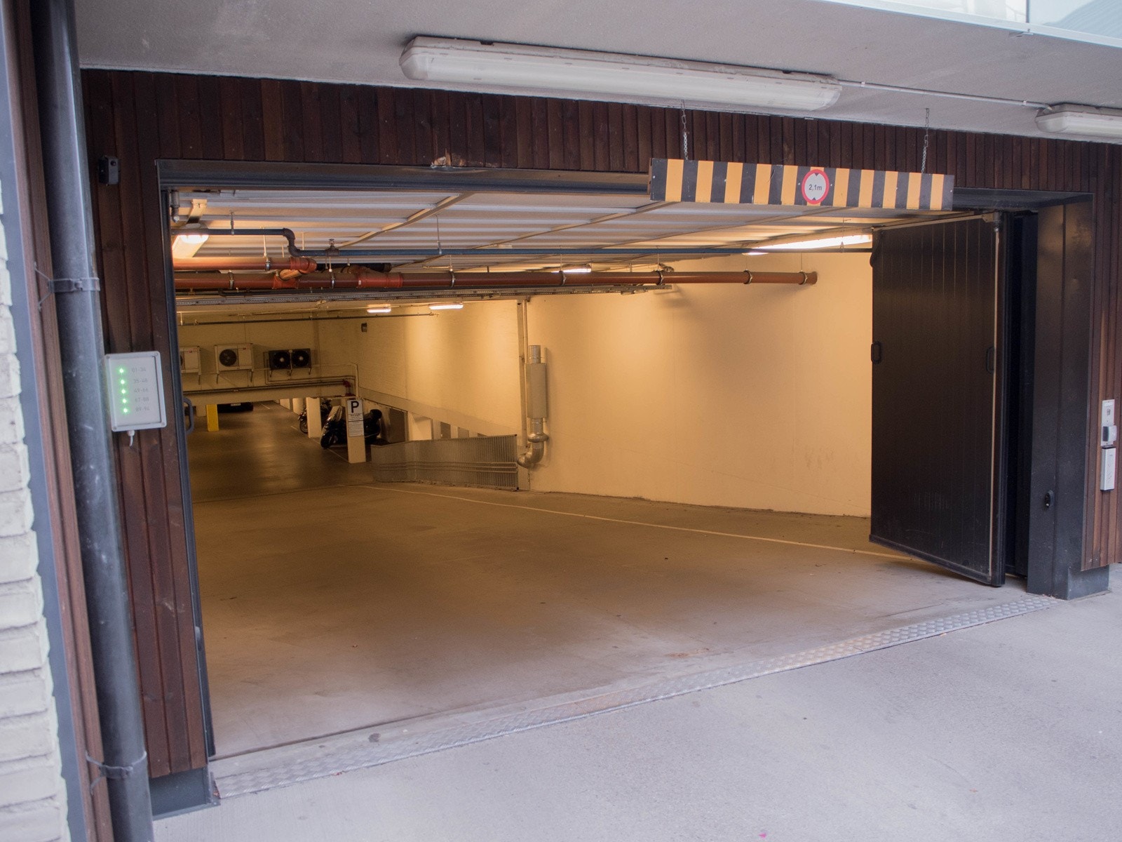 Innkjøring til oppvarmet garasjeanlegg. Galleribilde