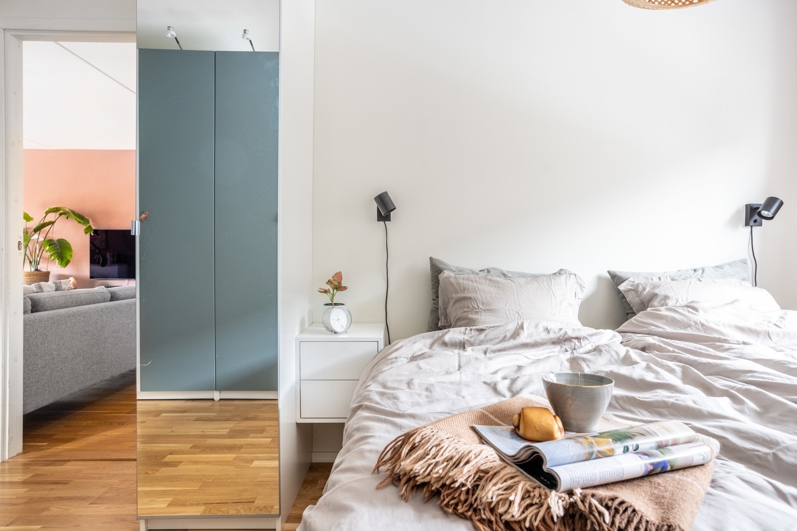 Det er god plass til oppbevaring i garderobeskap. Galleribilde