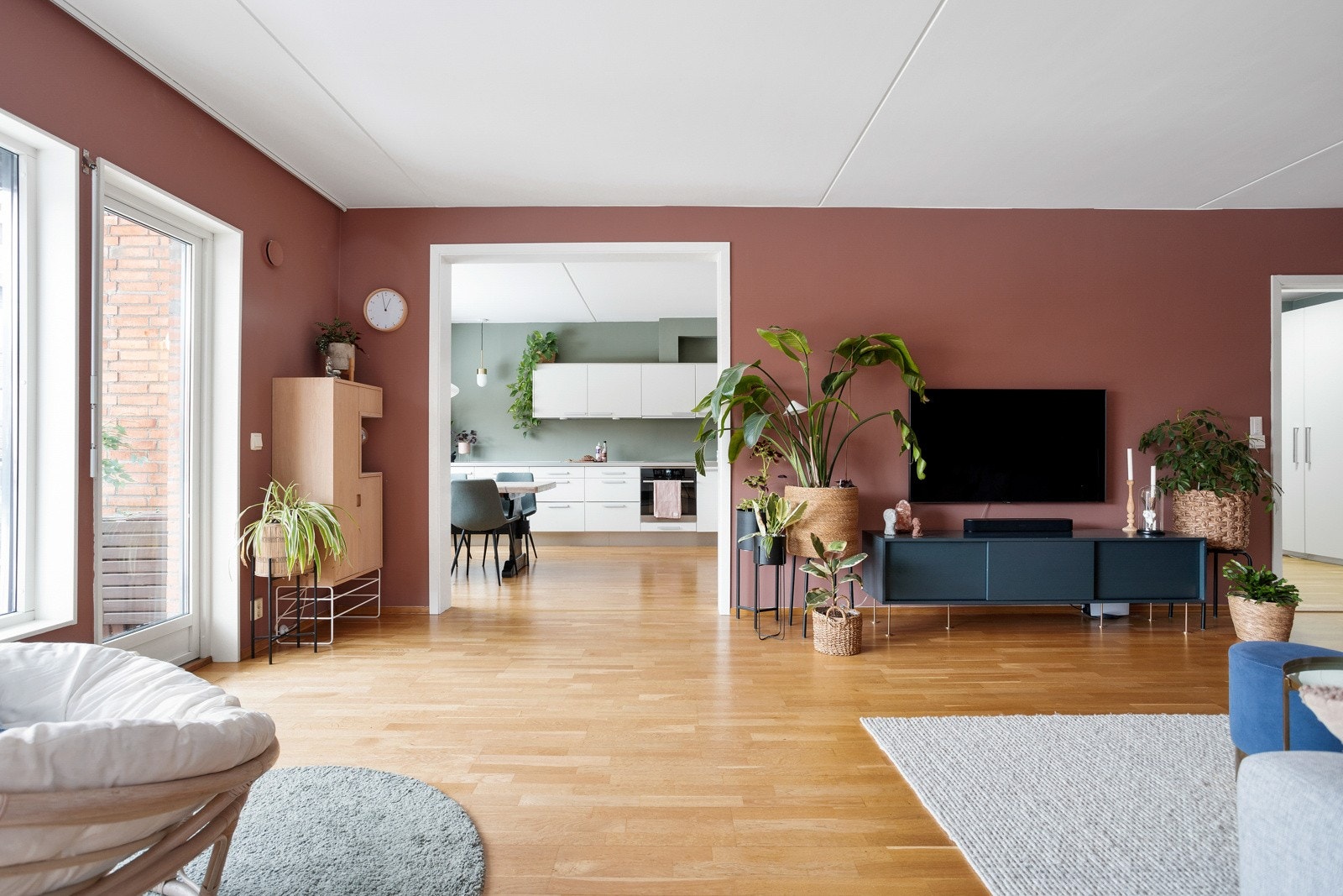 Her har du store vindusflater som slipper inn godt med naturlig lys, samt en takhøyde på ca. 2.56 m. Galleribilde