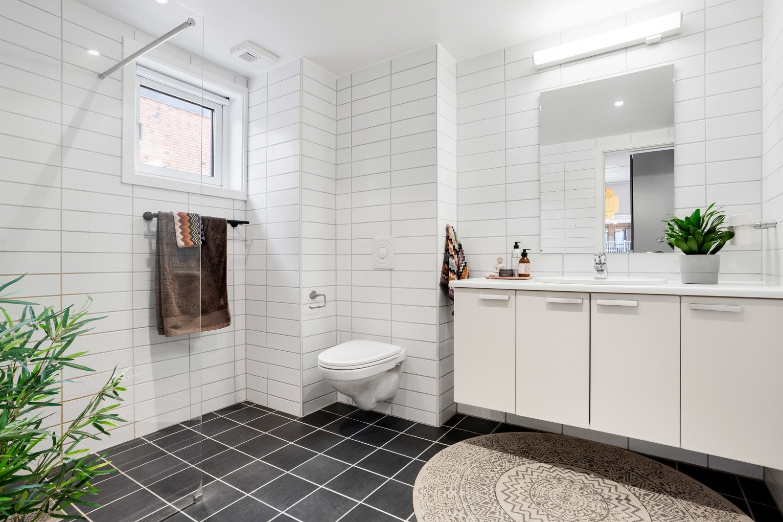 Leiligheten har to flislagte bad med varmekabler i gulv. Badene er innredet med dusjnisje, veggmontert servantinnredning med god plass til oppbevaring av baderomsartikler, samt toalett. Galleribilde