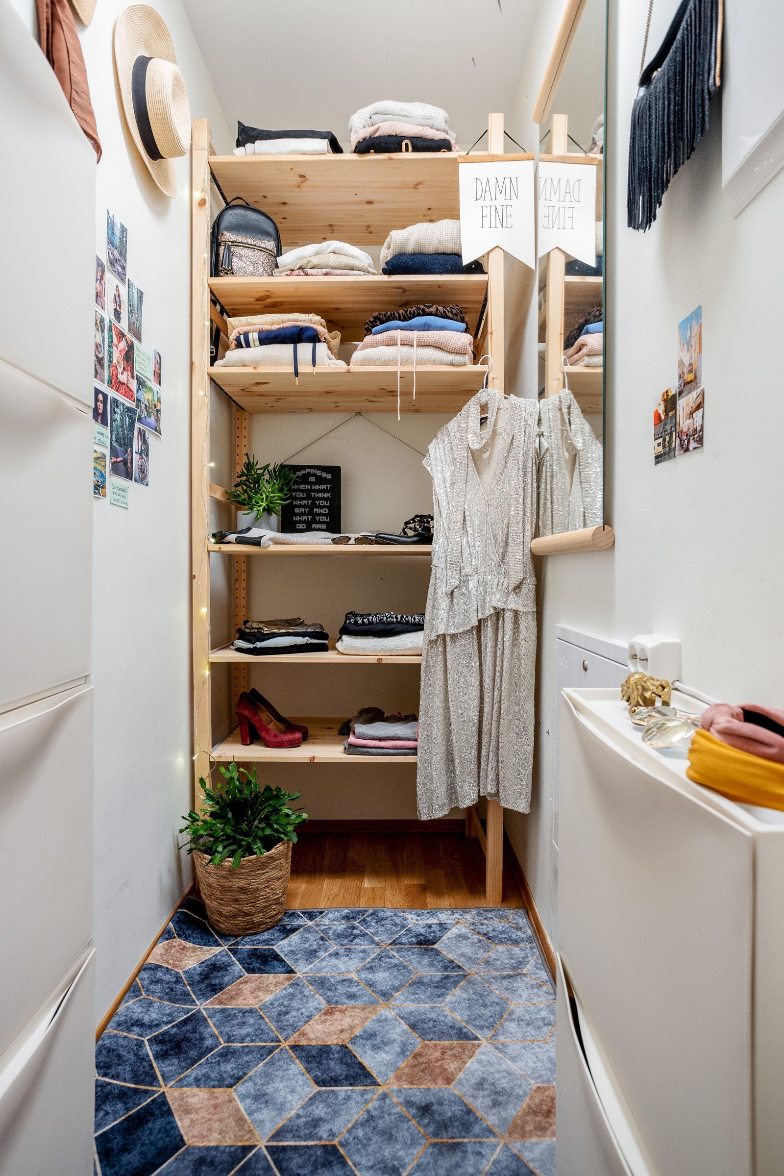 Romslig omkledningsrom som gir mye oppbevaringsmuligheter. Galleribilde