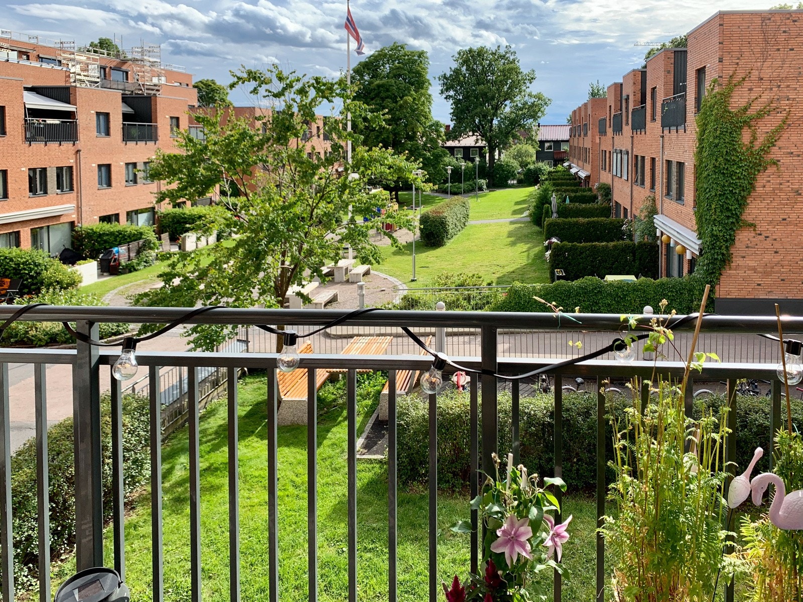 Flott utsyn over felles gårdstun Galleribilde