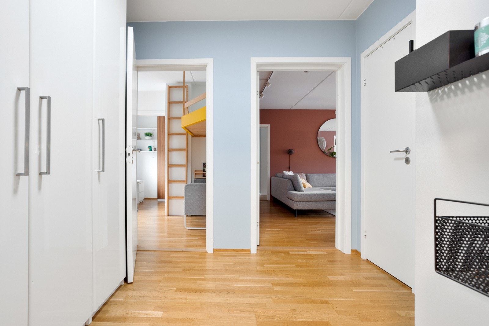 Gangen er malt i en tidsriktig farge og har trestavs parkettgulv, noe som er gjennomgående for øvrige rom i boligen Galleribilde