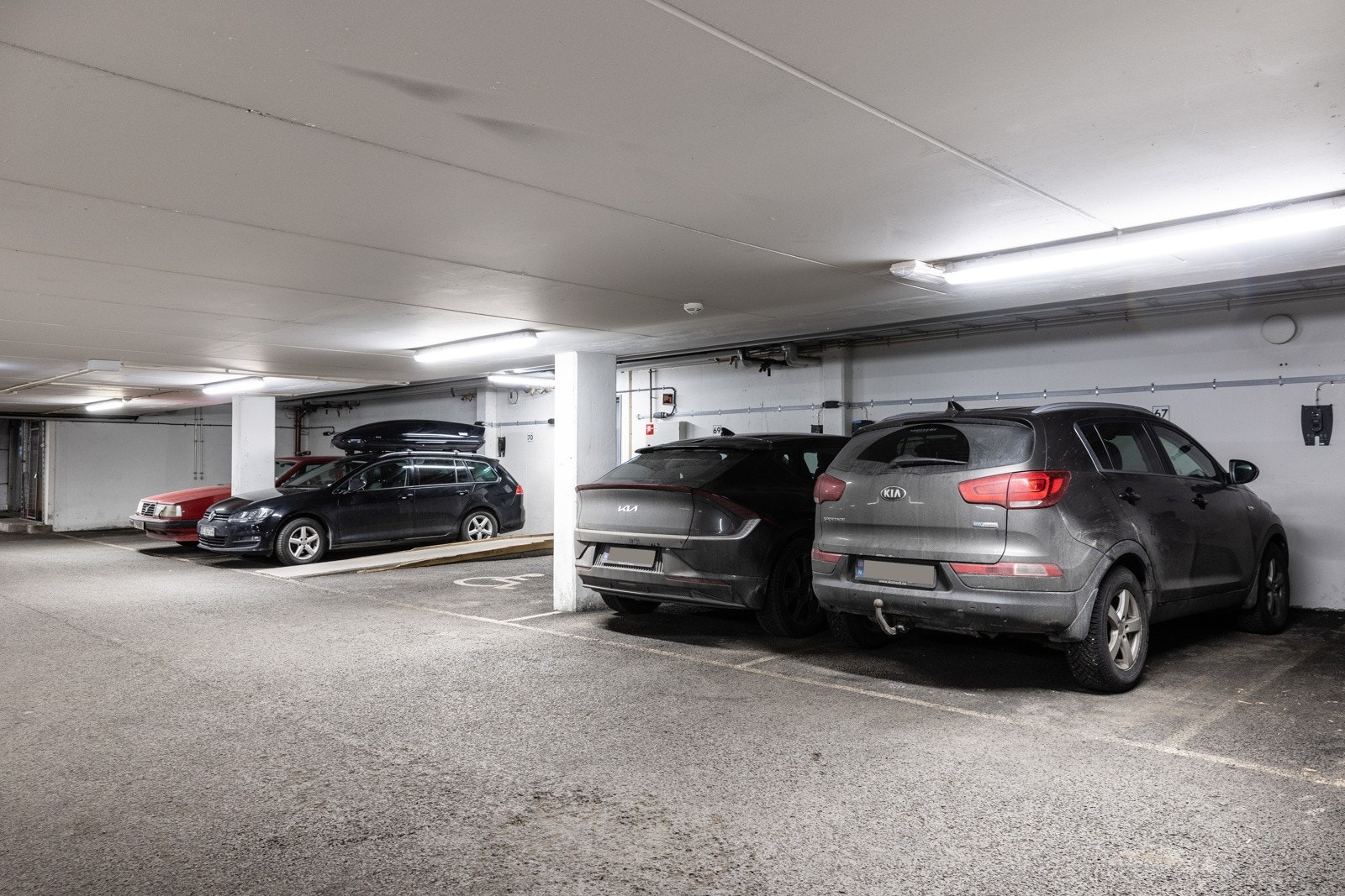 Det medfølger parkering i oppvarmet garasjeanlegg med heistilgang. Galleribilde